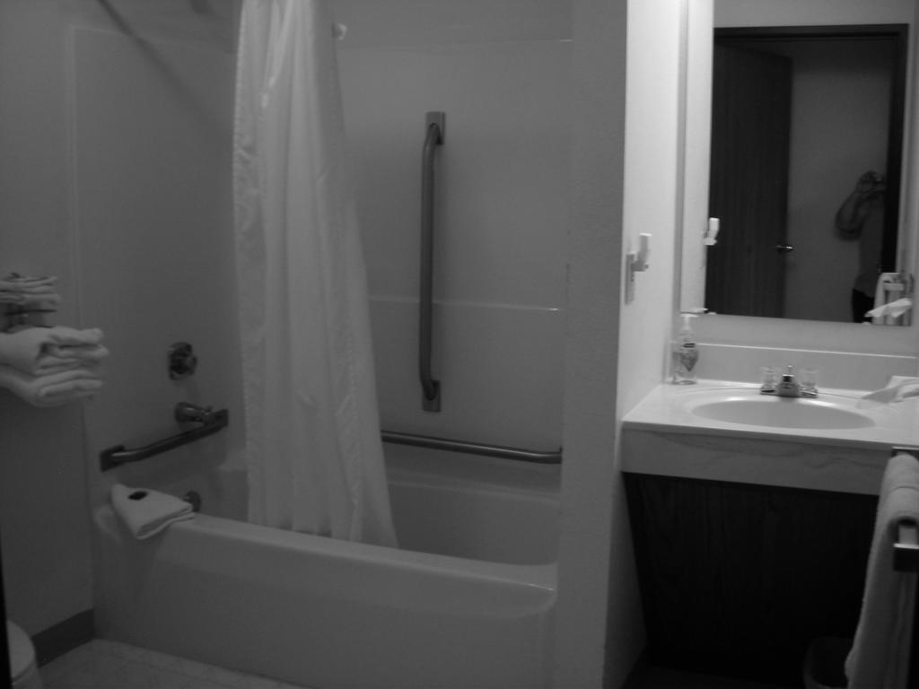Model Towne Inn Motel Gwinn Номер фото